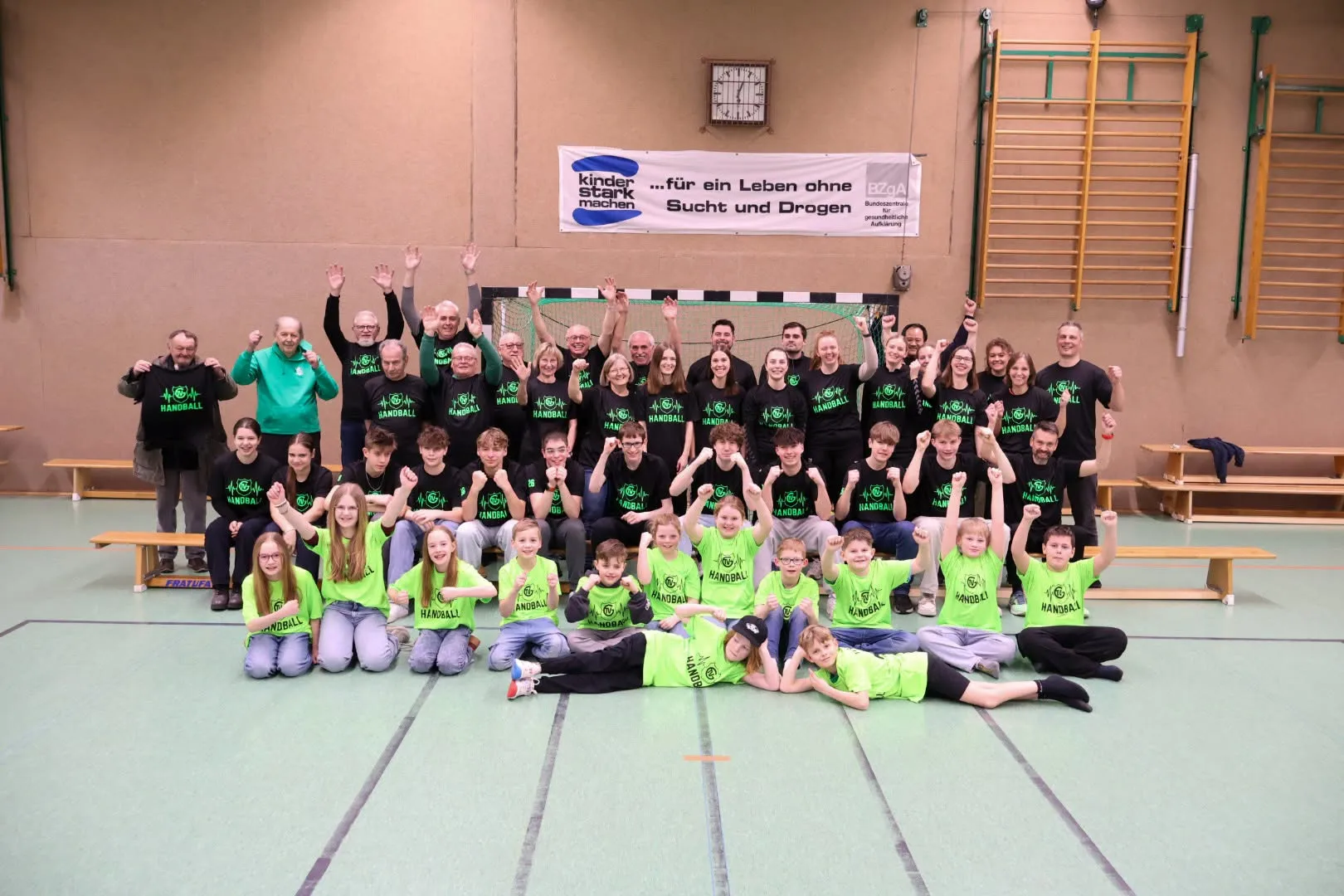 Aktive des TVG Kaiserau Handball gemeinsam als Verein